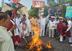 कांग्रेस के नेताओं ने मंत्री एवं विधायक द्वारा राहुल गाँधी पर अमर्यादित बयान देने को लेकर धनबाद में पुतला दहन किया